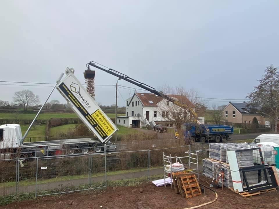 Der Estrich-LKW kann während des Arbeitens beladen werden, dank kompetenter Partner.