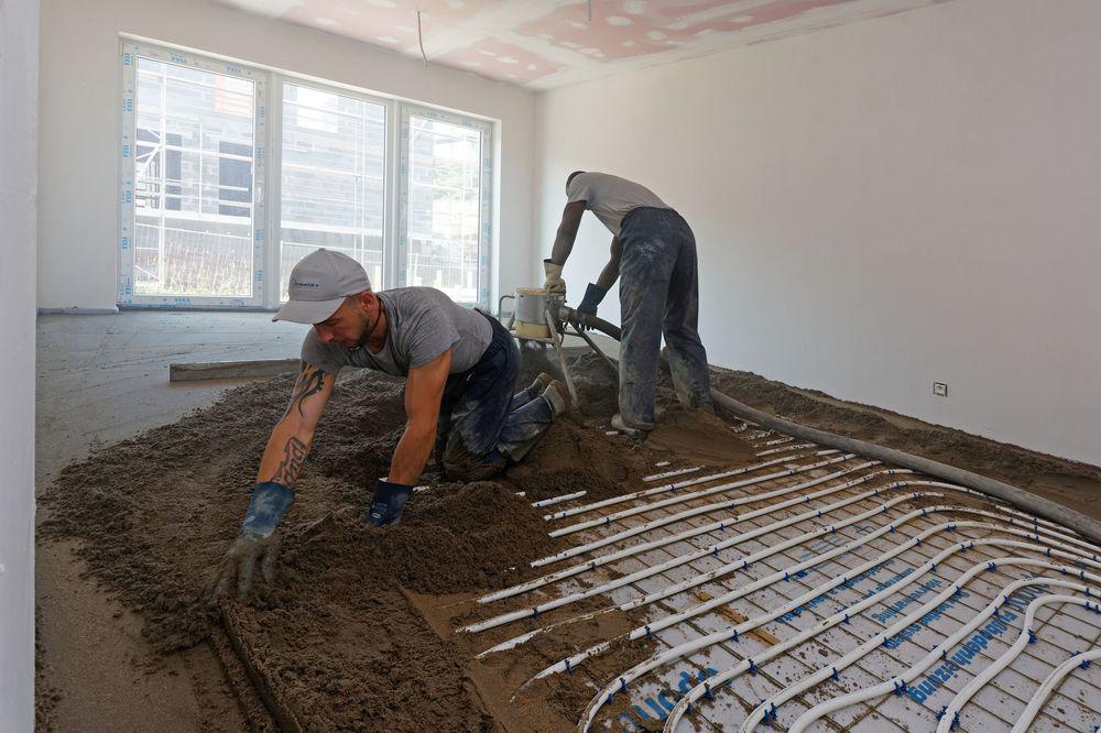 Chapes cimentées armées flottantes pour pose de carrelage dans un immeuble d'appartement à Liège