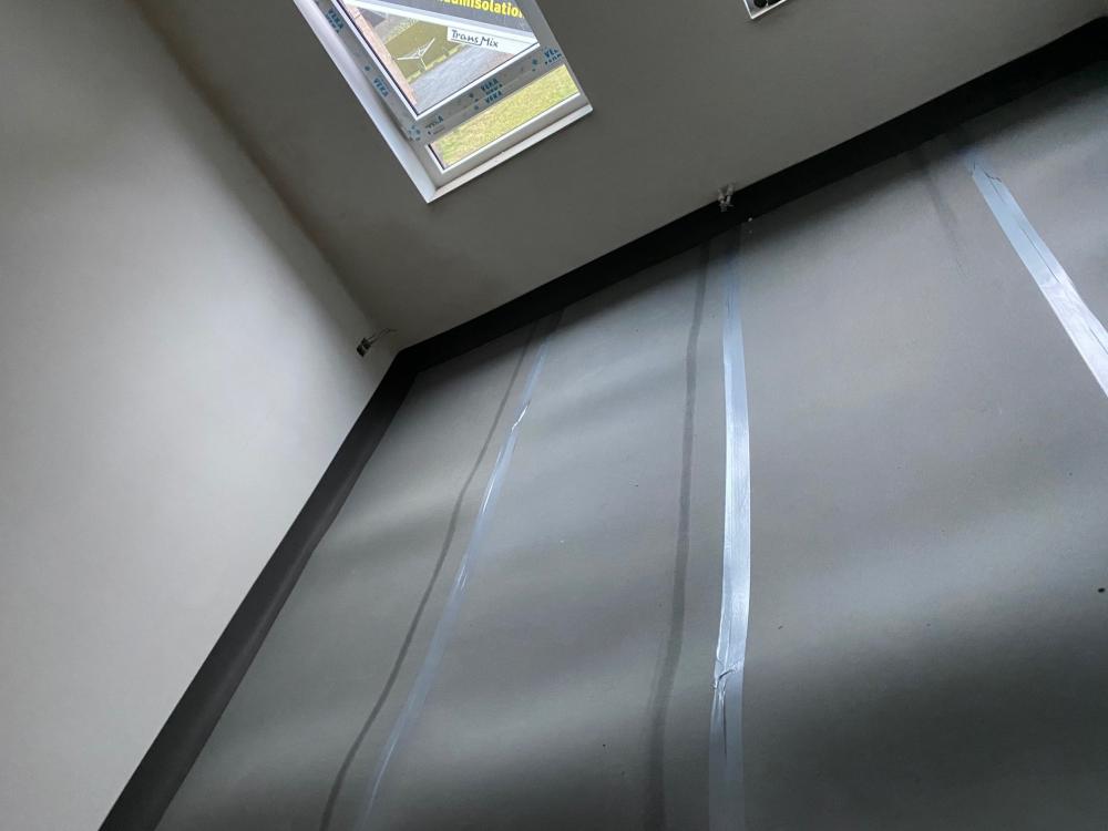 Kompakte Premium-Unterlage, um Trittschall zwischen den Stockwerken eines Gebäudes zu reduzieren. Die akustische Unterlage wird auf einer Betonplatte oder dem PUR-Schaum verlegt und mit einem Estrich (+-6cm) bedeckt.