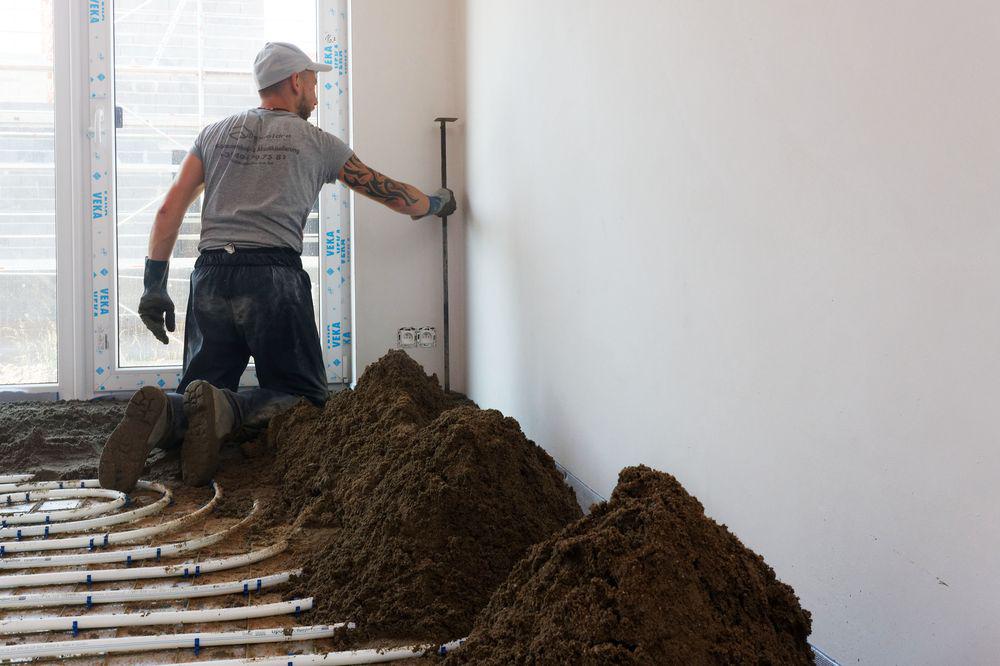 Regelmäßige Höhenüberprüfung anhand des vorher sorgfältig festgelegten Meterrisses, ermöglicht präzises und sauberes Arbeiten.